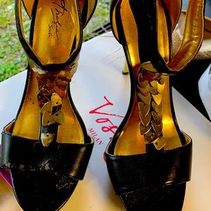 Thalía SodaOpen toe black heels withhold sequence